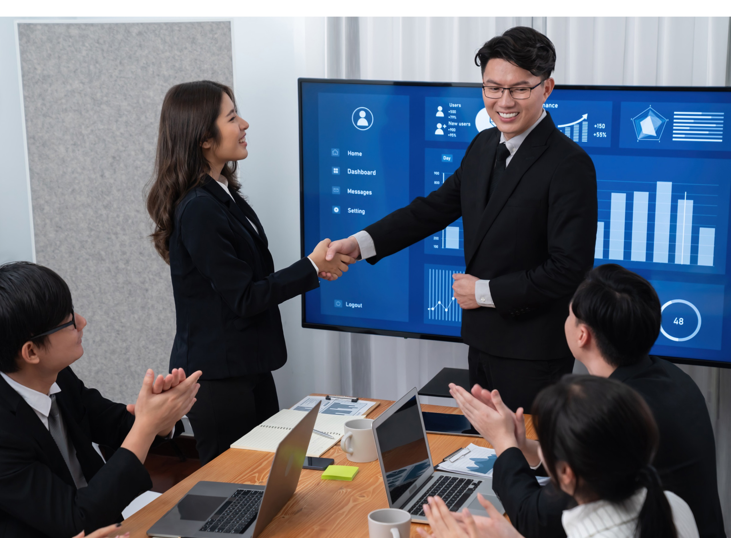 Họp nhóm sales phòng kình doanh