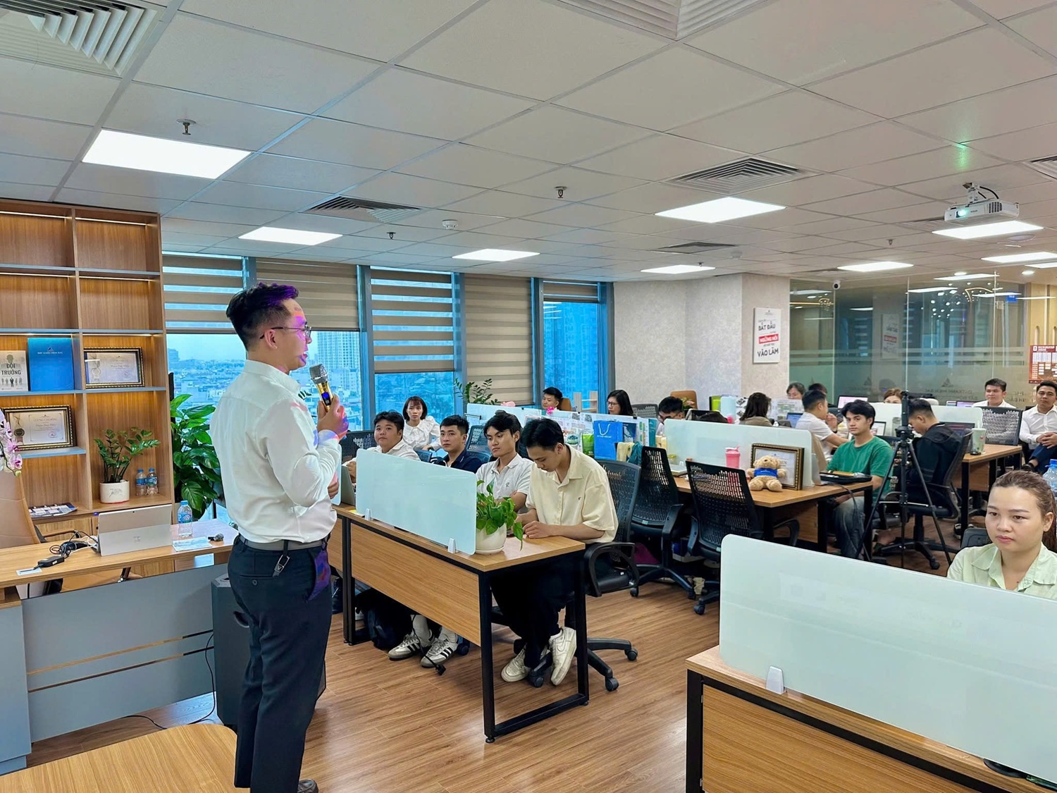 Họp nhóm sales phòng kình doanh